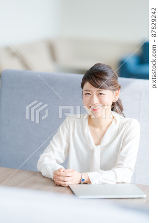 30 多歲的女性、辦公室和企業 87829242