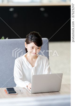 Women in their 30s, offices and businesses 87829247