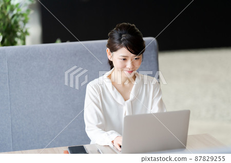 Women in their 30s, offices and businesses Women in their 30s, offices and businesses 87829255