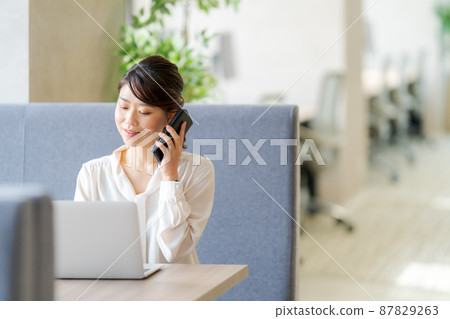 30 多歲的女性、辦公室和企業 87829263