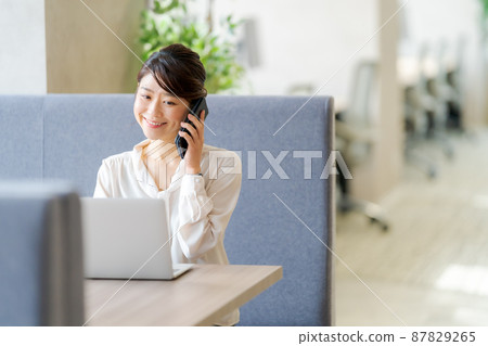 30 多歲的女性、辦公室和企業 87829265