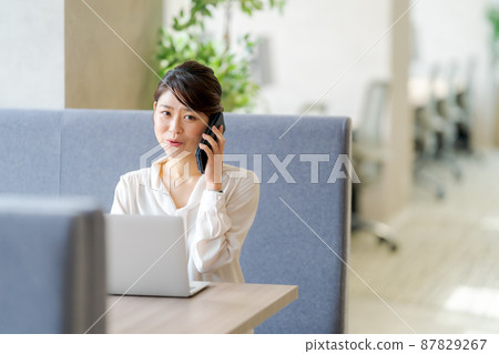 Women in their 30s, offices and businesses 87829267