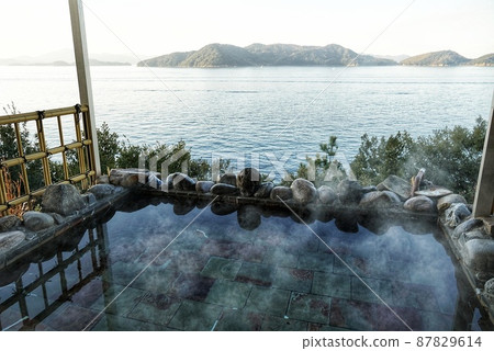 An open-air bath that flows directly from the source with a view of the sea An open-air bath that flows directly from the source with a view of the sea 87829614