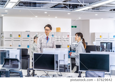 Office relocation: A woman in work clothes and a woman in a suit 87829642