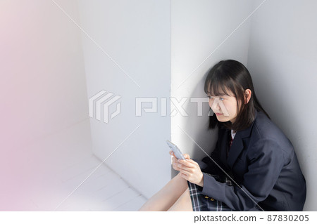 坐在地板上的女高中生 坐在地板上的女高中生 87830205