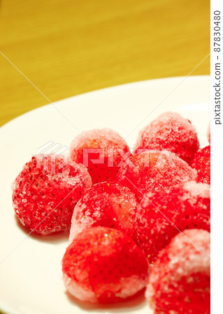 冷凍草莓轉移到白盤中 87830480