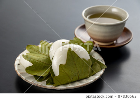 Kashiwa cake and tea 87830562