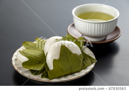 Kashiwa cake and tea 87830563