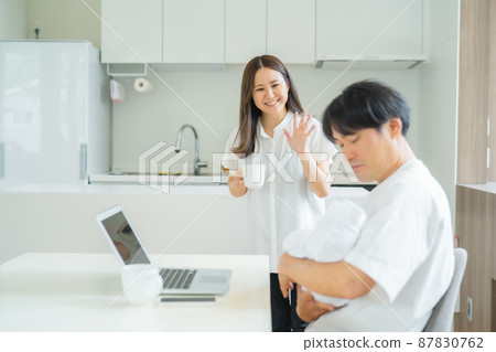 Women and men teleworking Women and men teleworking 87830762