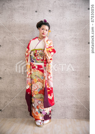 Female concrete background wearing furisode Female concrete background wearing furisode 87830856