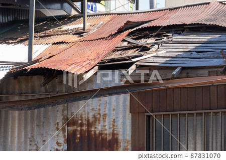 破舊的錫屋頂 破舊的錫屋頂 87831070
