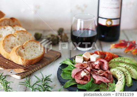 烤牛肉和鱷梨開胃小吃和紅酒 87831159