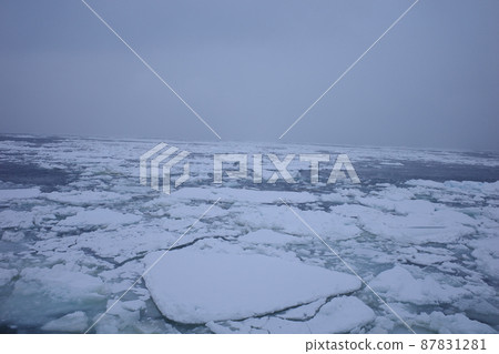 Drift ice that fills the sea surface as seen from Abashiri's Aurora 87831281