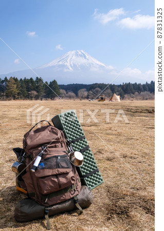 背著背包露營 87831325
