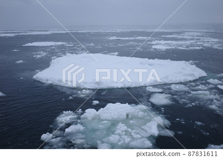 Drift ice seen from Abashiri's Aurora Drift ice seen from Abashiri's Aurora 87831611