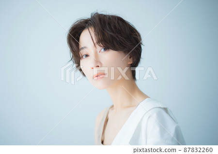 A woman with short hair 87832260