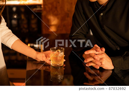 外遇，一男一女在櫃檯喝酒 87832692
