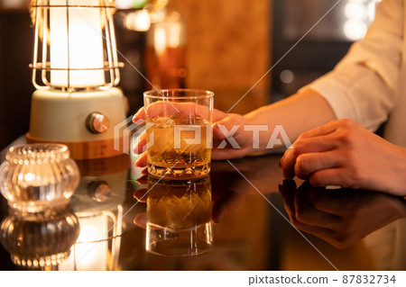 A woman who enjoys drinking at the counter BAR A woman who enjoys drinking at the counter BAR 87832734