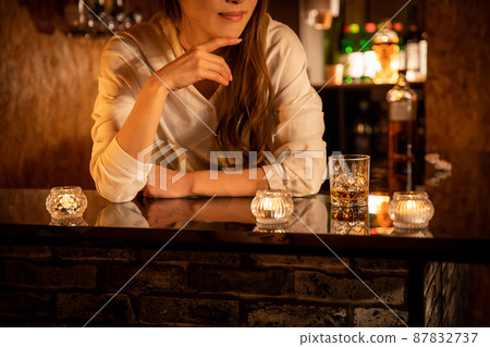 在酒吧櫃檯 BAR 戴著臉頰棒的女人 在酒吧櫃檯 BAR 戴著臉頰棒的女人 87832737