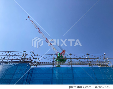 公寓施工現場的大型起重機 公寓施工現場的大型起重機 87832830