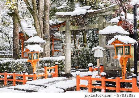 雪京都東山八坂神社 87832882