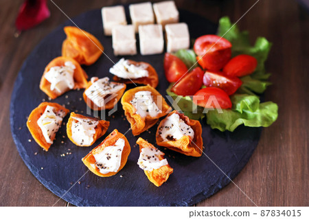 幹柿子和奶油芝士的開胃小食 幹柿子和奶油芝士的開胃小食 87834015