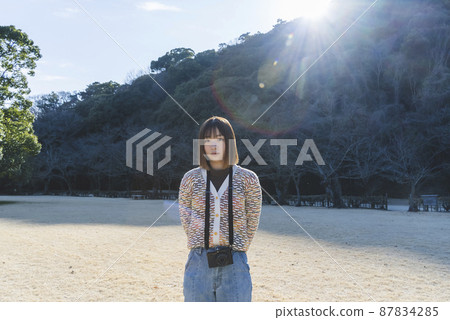 相機女孩在日本花園漫步時拍照 87834285