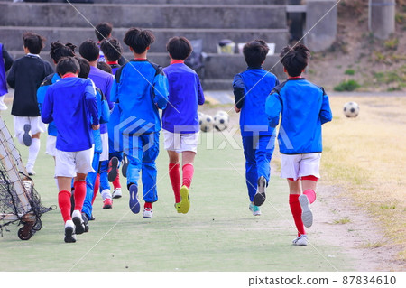 Soccer team practice running 87834610