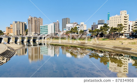 Cityscape of water mirrors reflected in the blue sky [Otogawa/Myodaiji Town, Okazaki City, Aichi Prefecture] 87834908