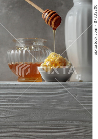 Fresh cottage cheese or ricotta with honey. 87835200