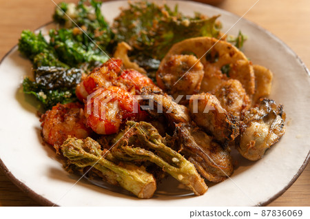 Assorted tempura (cod sprouts, oysters, shrimp, perilla, lotus root) Assorted tempura (cod sprouts, oysters, shrimp, perilla, lotus root) 87836069