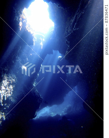 沖繩海、洞穴和光束 87836471