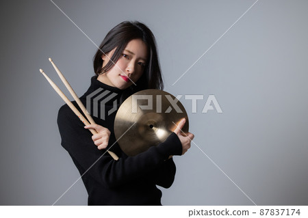 Female cymbal Female cymbal 87837174