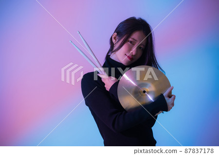 Female cymbal Female cymbal 87837178