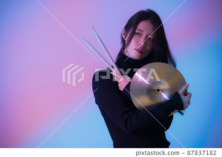 Female cymbal Female cymbal 87837182