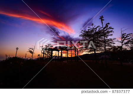 11 月 15 日，日本寶塚市山手大北公園日落天空和天文台 87837377