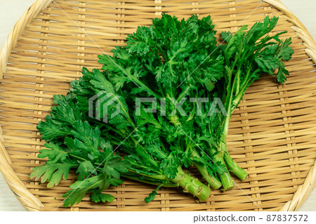 Crown daisy basket 87837572