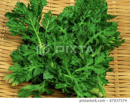 Crown daisy basket Crown daisy basket 87837574