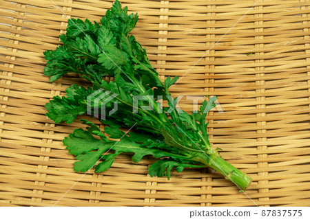 Crown daisy basket Crown daisy basket 87837575