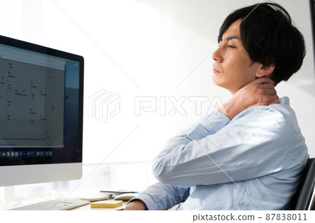 在電腦前一臉疲憊的男性電氣工程師 87838011