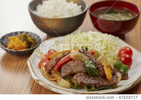 蔬菜豐富的烤肉套餐 87838737