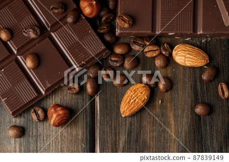 Roasted coffee beans with black chocolate close up 87839149