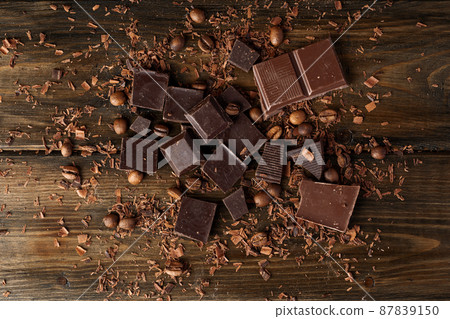 Roasted coffee beans with black chocolate close up 87839150