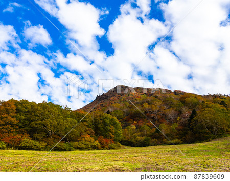 Sanpokojinsan in autumn colors (Zao Onsen Ski Resort, Yamagata Prefecture) 87839609