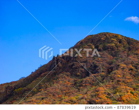 Autumn leaves of Sanpokojinsan summit (Zao mountain range, Yamagata prefecture) 87839619