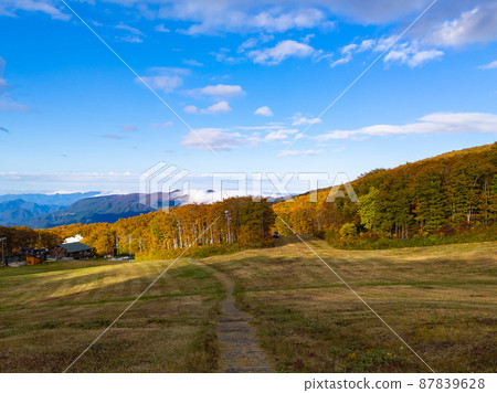 Autumn plateau and mountains with a sea of clouds behind it (Chuo plateau, Torikabutoyama, Yamagata prefecture)) Autumn plateau and mountains with a sea of clouds behind it (Chuo plateau, Torikabutoyama, Yamagata prefecture)) 87839628