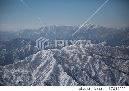 [Fukui Prefecture, February] View from the summit of Mt. Arashiyama, the mountains to the south of Mt. Arashiyama (the particularly large white mountain in the upper right corner is Mt. Nogo Hakusan) 87839631