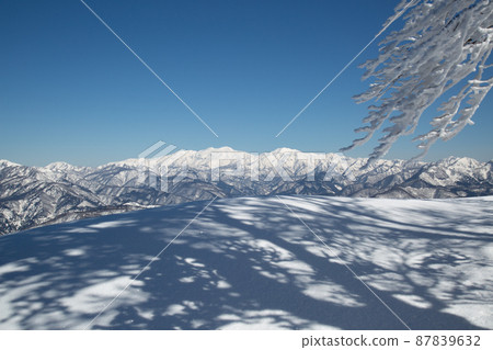 [Fukui Prefecture, February] A view from the Katsuhara course on Mt. Arashiyama. The Hakusan mountain range is in the center. 87839632