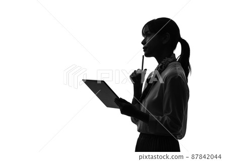 使用數位板的女性剪影 使用數位板的女性剪影 87842044