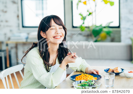 A young woman to dine 87842070